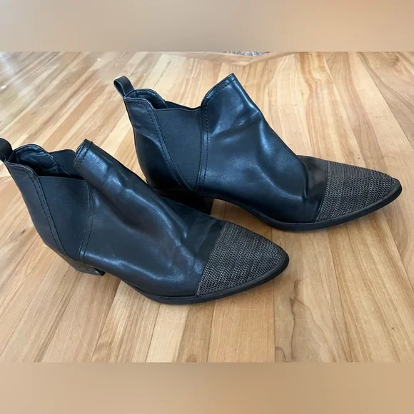 Black Booties w Chain Detailing on Toe Women’s Size 10 - Picture 4 of 4